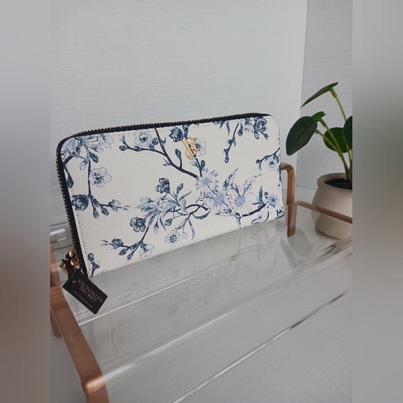 NWT Victoria's Secret - Blue & White Floral Wallet Multiple Compartments! ❤️ - Picture 1 of 9